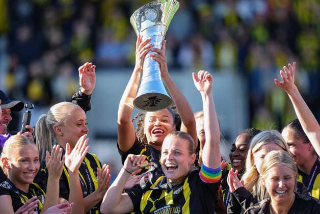 GÖTEBORG, SWEDEN 20260501 Häcken celebrates the victory and three-goal shooter Felicia Schröder lifts the Europa Cup trophy after Fridays decisive final in the Europa Cup between BK Häcken and Hammarby at Nordic Wellness arena GÖTEBORG SWEDEN x9200x  Copyright: xAdamxIhse TTx FINAL EUROPA CUP HÄCKEN - HAMMARBY