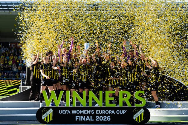260501 Anna Anvegard of Häcken raises the trophy as she celebrates with teammates after the UEFA Women s Europa Cup final between Häcken and Hammarby on May 1, 2026 in Göteborg Photo Michael Erichsen BILDBYRAN COP 89 DS0574 fotboll football soccer fotball europa cup häcken hammarby uefa womens europa cup dam bbeng celebration jubel  Copyright: MICHAELxERICHSEN BB260501MI071