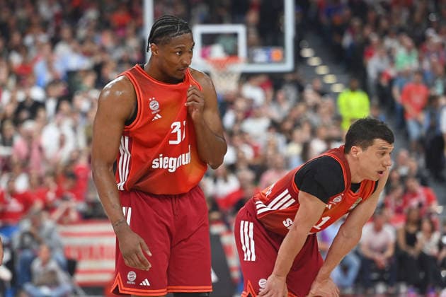 from left Rokas JOKUBAITIS FCB , VLADIMIR LUCIC FCB , disappointed,frustrated,dejected, Basketball BBL,Saison 2025 2026 FC Bayern Muenchen Alba Berlin am 01 05 2026, S A P G A R D EN