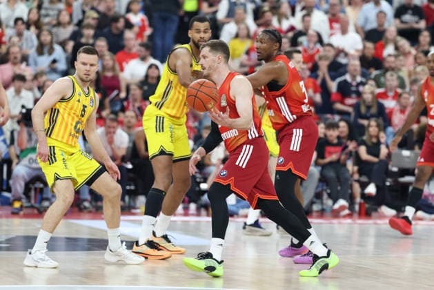 Andreas Obst FC Bayern Basketball, 13 with ball, with Martin Hermannsson Alba Berlin, 15 and David McCormack FC Bayern Basketball, 33 , GER, FC Bayern Basketball vs Alba Berlin, Basketball, easycredit Basketball Bundesliga, 27 Matchday, Season 2025 2026, 01 05 2026, GER, FC Bayern Basketball vs Alba Berlin, Basketball, easycredit Basketball Bundesliga, 27 Matchday, Season 2025 2026, 01 05 2026 Munich Copyright: xEibner-Pressefoto JennixMaulx EP_JML