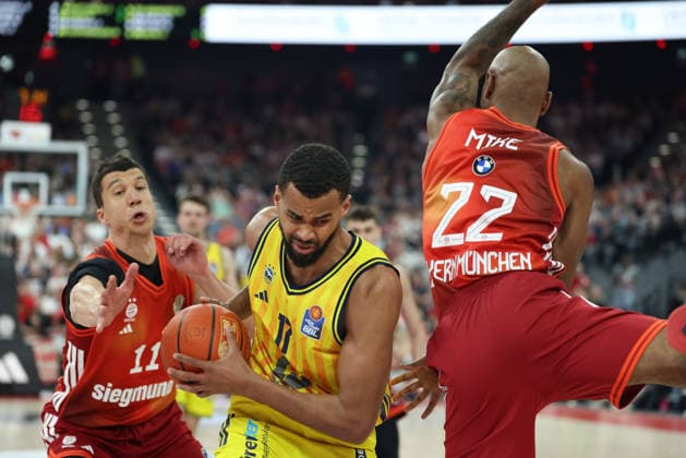 duel, Norris Agbakoko Alba Berlin, 17 with ball with Vladimir Lucic FC Bayern Basketball, 11 and Isiaha Mike FC Bayern Basketball, 22 , GER, FC Bayern Basketball vs Alba Berlin, Basketball, easycredit Basketball Bundesliga, 27 Matchday, Season 2025 2026, 01 05 2026, GER, FC Bayern Basketball vs Alba Berlin, Basketball, easycredit Basketball Bundesliga, 27 Matchday, Season 2025 2026, 01 05 2026 Munich Copyright: xEibner-Pressefoto JennixMaulx EP_JML
