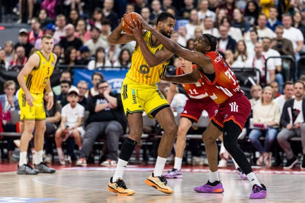 MUNICH, GERMANY - MAY 01: Norris Agbakoko (Alba Berlin, 17) controls the ball against David McCormack (FC Bayern Muenchen, 33) during the easyCredit Basketball Bundesliga match between FC Bayern Muenchen vs. Alba Berlin at SAP Garden on matchday 27 of the easyCredit Basketball Bundesliga on May 01, 2026 in Munich, Germany. Bavaria Germany Copyright: xSteffiexWunderlx