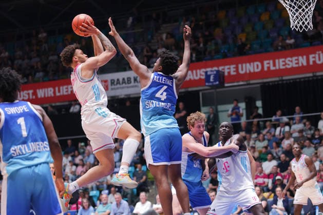 Frankfurt Skyliners Telekom Baskets Bonn, easyCredit BBL Alijah Comithier Bonn, 2 vs Nahiem Alleyne Skyliners, 4 Game of the easyCredit BBL between Frankfurt Skyliners and Telekom Baskets Bonn on May 1, 2026 at Süwag Energie ARENA in Frankfurt am Main , Frankfurt am Main Hessen Germany Süwag Energie ARENA