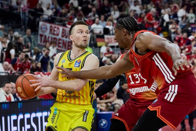 German Basketball Bundesliga BBL , FC Bayern Munich Basketball vs ALBA Berlin, Munich FC Bayern Basketball, Berlin ALBA, 2026 05 01 in Munich SAP Garden HERMANNSSON Martin ALBA Berlin Point Guard PG Nr15 BER15 , MCCORMACK David FC Bayern Munich Basketball Center C Nr33 FCBB33 sportworld Munich SAP Garden Bayern Germany