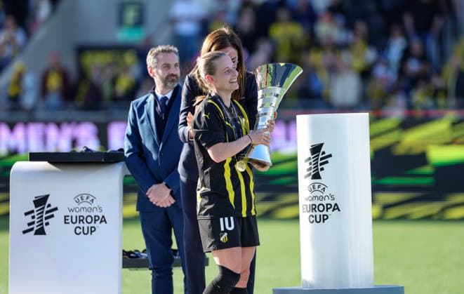 GÖTEBORG, SWEDEN 20260501 Häckens captain Anna Anvegard receives the Europa Cup trophy after Fridays decisive final in the Europa Cup between BK Häcken and Hammarby at Nordic Wellness arena GÖTEBORG SWEDEN x9200x  Copyright: xAdamxIhse TTx FINAL EUROPA CUP HÄCKEN - HAMMARBY