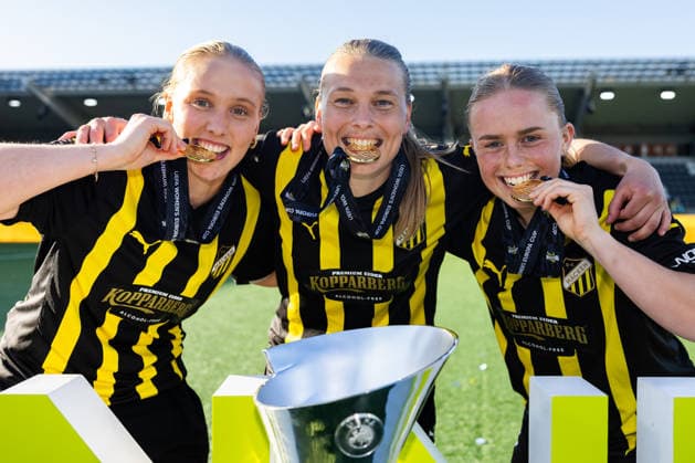 260501 Johanna Fossdalsa, Stine Sandbech and Pernille Sanvig of Häcken celebrate with medals and the trophy after the UEFA Women s Europa Cup final between Häcken and Hammarby on May 1, 2026 in Göteborg Photo Michael Erichsen BILDBYRAN COP 89 DS0574 fotboll football soccer fotball europa cup häcken hammarby uefa womens europa cup dam bbeng celebration jubel  Copyright: MICHAELxERICHSEN BB260501MI080