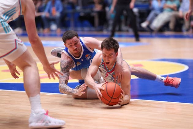 Frankfurt Skyliners Telekom Baskets Bonn, easyCredit BBL Grayson Murphy Bonn, 7 saves the ball from Logan Johnson Skyliners, 0 easyCredit BBL match between Frankfurt Skyliners and Telekom Baskets Bonn on May 1, 2026 at Süwag Energie ARENA in Frankfurt am Main , Frankfurt am Main Hessen Germany Süwag Energie ARENA