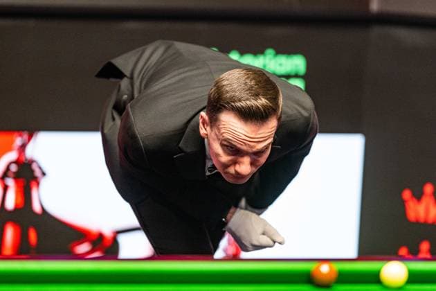 Sport Bilder des Tages RECORD DATE NOT STATED 1st May 2026; The Crucible Theatre, Sheffield, Yorkshire, England; 2026 Halo World Championship, WM, Weltmeisterschaft Snooker, Day Fourteen; Referee Marcel Eckardt checks the position of the balls GodfreyxPitt