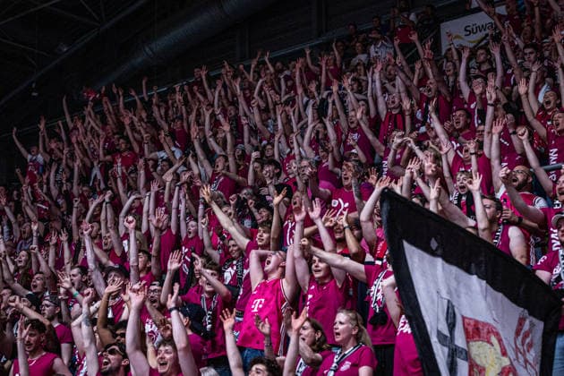 easyCredit Basketball Bundesliga, Frankfurt Skyliners vs Telekom Baskets Bonn, 01 05 2026 Bonn fans celebrate easyCredit Basketball Bundesliga, Frankfurt Skyliners vs Telekom Baskets Bonn, 01 05 2026, SÜWAG ENERGIE Arena Frankfurt Copyright: xBEAUTIFULxSPORTS Derixx