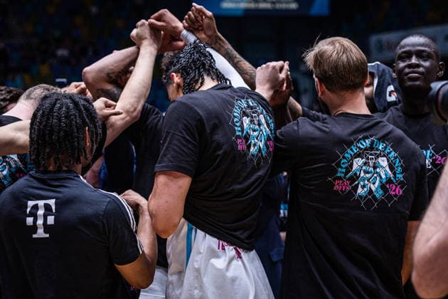 easyCredit Basketball Bundesliga, Frankfurt Skyliners vs Telekom Baskets Bonn, 01 05 2026 Bonn Playoff Huddle easyCredit Basketball Bundesliga, Frankfurt Skyliners vs Telekom Baskets Bonn, 01 05 2026, SÜWAG ENERGIE Arena Frankfurt Copyright: xBEAUTIFULxSPORTS Derixx