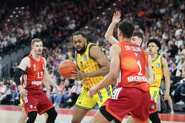 Jwan Roberts Alba Berlin, 13 with ball with Andreas Obst FC Bayern Basketball, 13 and Oscar da Silva FC Bayern Basketball, 01 , with Jack Kayil Alba Berlin, 07 , GER, FC Bayern Basketball vs Alba Berlin, Basketball, easycredit Basketball Bundesliga, 27 Matchday, Season 2025 2026, 01 05 2026, GER, FC Bayern Basketball vs Alba Berlin, Basketball, easycredit Basketball Bundesliga, 27 Matchday, Season 2025 2026, 01 05 2026 Muenchen Copyright: xEibner-Pressefoto JennixMaulx EP_JML