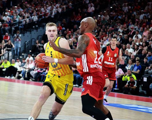from left Sam GRIESEL Berlin , Isiaha MIKE M nchen , Basketball,easy Credit Bundesliga, FC Bayern München vs Alba Berlin, , 01 05 26, SAP Garden, Muenchen, Copyright: WolfgangxFehrmann