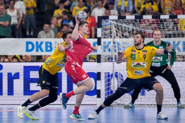 from left Robert Timmermeister RNL, 7 , Reynir Thor Stefansson MTM, 19 , Steven Plucnar Jacobsen RNL, 9 , duel, duel, tackle, tackling, dynamics, action, action, 01 05 2026, Mannheim Germany , Handball, Bundesliga, Rhein Neckar Löwen MT Melsungen xozx