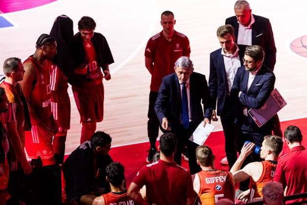 MUNICH, GERMANY - MAY 01: Svetislav Pesic (Headcoach FC Bayern Muenchen) during a timeout surrounded by his team during the easyCredit Basketball Bundesliga match between FC Bayern Muenchen vs. Alba Berlin at SAP Garden on matchday 27 of the easyCredit Basketball Bundesliga on May 01, 2026 in Munich, Germany. Bavaria Germany Copyright: xSteffiexWunderlx