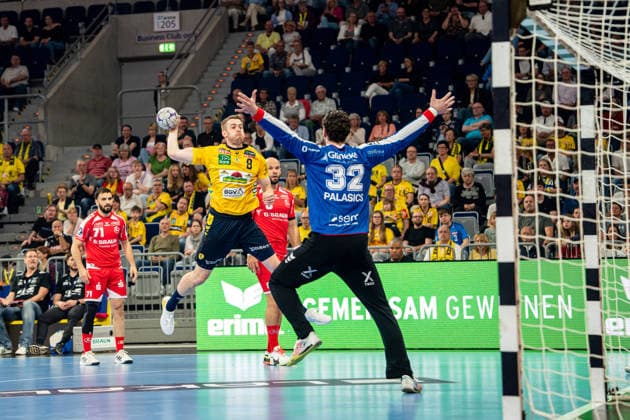 01 05 2026, xdaymx, Handball Daikin HBL, Rhein Neckar Loewen MT Melsungen v l Tim Nothdurft Rhein Neckar Löwen with the finish, Kristof Palasics MT Melsungen tries in vain to hold the ball DFL DFB REGULATIONS PROHIBIT ANY USE OF PHOTOGRAPHS as IMAGE SEQUENCES and or QUASI VIDEO Mannheim