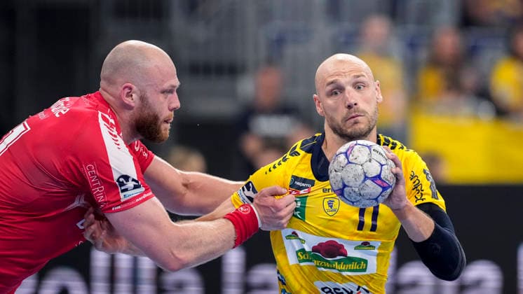 from left Arnar Freyr Arnarsson MTM, 21 , Lukas Sandell RNL, 11 , duel, duel, tackle, tackling, dynamics, action, action, 01 05 2026, Mannheim Germany , Handball, Bundesliga, Rhein Neckar Löwen MT Melsungen xozx
