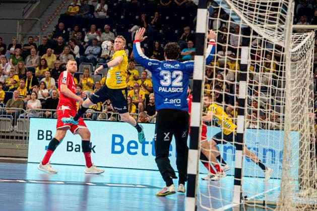 01 05 2026, xdaymx, Handball Daikin HBL, Rhein Neckar Loewen MT Melsungen Haukur Thrastarson Rhein Neckar Löwen with a successful finish that leaves Kristof Palasics MT Melsungen no chance DFL DFB REGULATIONS PROHIBIT ANY USE OF PHOTOGRAPHS as IMAGE SEQUENCES and or QUASI VIDEO Mannheim