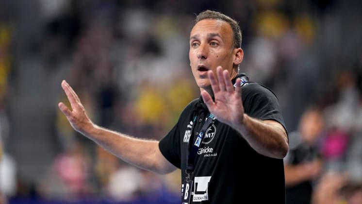 Roberto Garcia Parrondo coach, head coach, MTM , gives instructions, gestures, gesticulates with arms, single picture, single photo, action, action, 01 05 2026, Mannheim Germany , Handball, Bundesliga, Rhein Neckar Löwen MT Melsungen xozx