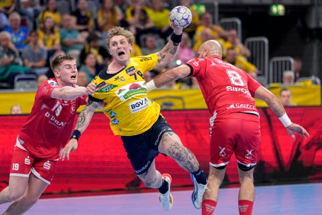v li Reynir Thor Stefansson MTM, 19 , Edwin Aspenbäck RNL, 78 , Adrian Sipos MTM, 8 , duel, duel, tackle, tackling, dynamics, action, action, 01 05 2026, Mannheim Germany , Handball, Bundesliga, Rhein Neckar Löwen MT Melsungen xozx