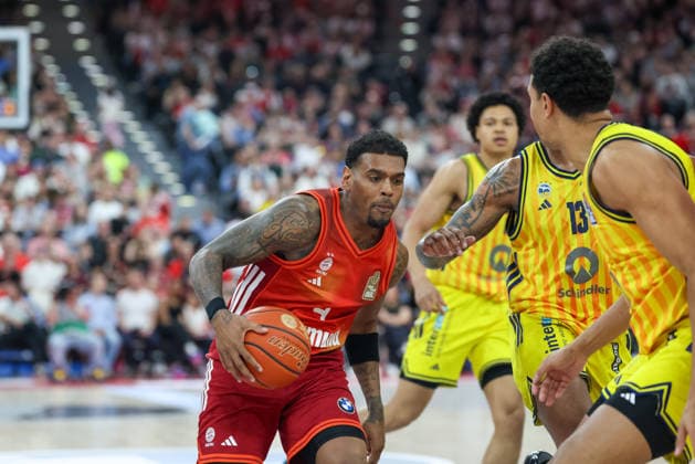 Xavier Rathan Mayes FC Bayern Basketball, 04 with ball with Jwan Roberts Alba Berlin, 13 , GER, FC Bayern Basketball vs Alba Berlin, Basketball, easycredit Basketball Bundesliga, 27 Matchday, Season 2025 2026, 01 05 2026, GER, FC Bayern Basketball vs Alba Berlin, Basketball, easycredit Basketball Bundesliga, 27 Matchday, Season 2025 2026, 01 05 2026 Munich Copyright: xEibner-Pressefoto JennixMaulx EP_JML