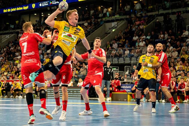 01 05 2026, xdaymx, Handball Daikin HBL, Rhein Neckar Loewen MT Melsungen Haukur Thrastarson Rhein Neckar Löwen fights his way through four Melsungen opponents and successfully scores a goal DFL DFB REGULATIONS PROHIBIT ANY USE OF PHOTOGRAPHS as IMAGE SEQUENCES and or QUASI VIDEO Mannheim