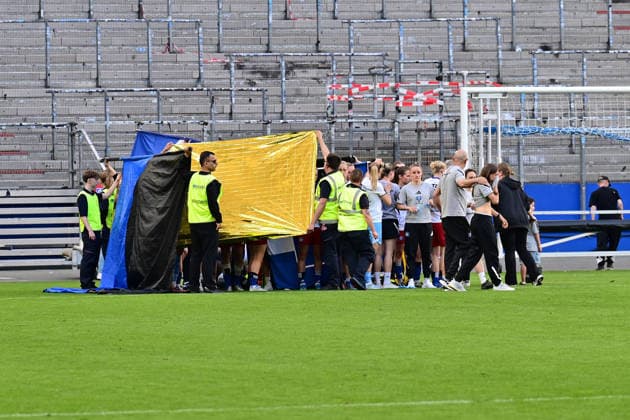 Soccer I Women I 2025 2026 season I Bundesliga I Matchday 24 I Hamburger SV 1 FC Union Berlin I 01 05 2026 Magou Doucoure 2, Hamburger SV collapsed after the match and received medical treatment on the pitch The stewards shielded the action with blankets and flags Hamburg Volksparkstadion Hamburg Germany Copyright: xLobeca WolfxGebhardtx
