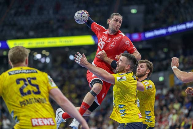 GER, Mannheim, Rhein Neckar Löwen vs MT Melsungen, Daikin Handball Bundesliga, Handball, HBL, Season 2025 2026, SAP Arena, 30 Matchday in picture f l Olle Forsell Schefvert MT Melsungen 25 , Jannik Kohlbacher RheinNeckar Löwen 80 DFB DFL REGULATIONS PROHIBIT ANY USE OF PHOTOGRAPHS AS IMAGE SEQUENCES AND OR QUASI VIDEO, 01 05 2026 Copyright: HMBxMedia HendrikxHamelau