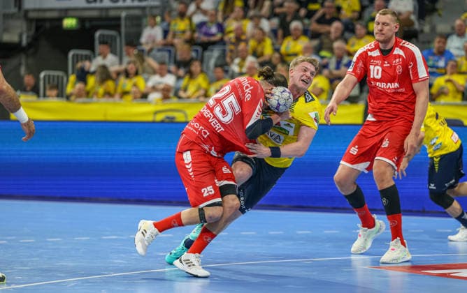 GER, Mannheim, Rhein Neckar Löwen vs MT Melsungen, Daikin Handball Bundesliga, Handball, HBL, Spielzeit 2025 2026, SAP Arena, 30 Spieltag im Bild v l Olle Forsell Schefvert MT Melsungen 25 , Haukur Thrastarson RheinNeckar Löwen 25 DFB DFL REGULATIONS PROHIBIT ANY USE OF PHOTOGRAPHS AS IMAGE SEQUENCES AND OR QUASI VIDEO, 01 05 2026 Copyright: HMBxMedia HendrikxHamelau