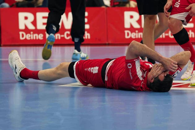 Islas Guardiola Villaplana MT Melsungen, 40 Injured, Injury, Pain, GER, Rhein Neckar Loewen MT Melsungen, DAIKIN Handball 1 Bundesliga, Matchday 30, Season 2025 2026, 01 05 2026 GER, Rhein Neckar Loewen vs MT Melsungen, DAIKIN Handball 1 Bundesliga, Matchday 30, Season 2025 2026, 01 05 2026 Mannheim Copyright: xEibner-Pressefoto JoergxHirschx EP_JHH