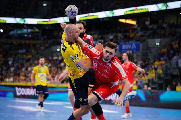 DAIKIN HBL Lukas Sandell 11, Rhein Neckar Löwen attempts a throw and is pressured defensively by Florian Drosten 18, MT Melsungen Game scene from the match Rhein Neckar Löwen vs MT Melsungen on 01 05 2026 at the SAP Arena Mannheim Lukas Sandell 11, Rhein Neckar Löwen attempts a throw against Florian Drosten 18, MT Melsungen Copyright: xspeedshotx
