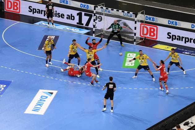 Intense match scene from the DAIKIN HBL between Rhein Neckar Löwen and MT Melsungen on 01 05 2026 in the SAP Arena Mannheim The Lions in yellow attack the red defense of Melsungen, while goalkeeper in green secures the defense Steven Plucnar Jacobsen and David More lead the attack Steven Plucnar Jacobsen 9, RNL and David More 15, RNL in attack against MT Melsungen Copyright: xspeedshotx