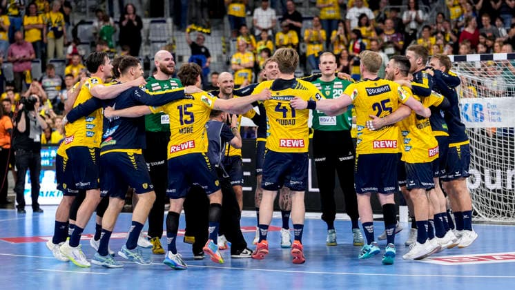 Rhein Neckar Löwen players, cheering after the final whistle, joy about the victory, winner, winner, cheers, cheering, cheerful, positive, happy, rejoicing, optimistic, highlight, action, action, dancing in a circle, team circle, team circle, 01 05 2026, Mannheim Germany , Handball, Bundesliga, Rhein Neckar Löwen MT Melsungen xozx
