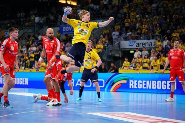 Scene with Elias Ciudad Benitez 41 Rhein Neckar Löwen , Adrian Sipos 8 MT Melsungen , Reynir Thor Stefansson 19 MT Melsungen , Olle Forsell Schefvert 25 MT Melsungen and Isaias Guardiola 998 MT Melsungen Scene with Elias Ciudad Benitez 41 Rhein Neckar Löwen and Adrian Sipos 8 MT Melsungen Copyright: xspeedshotx