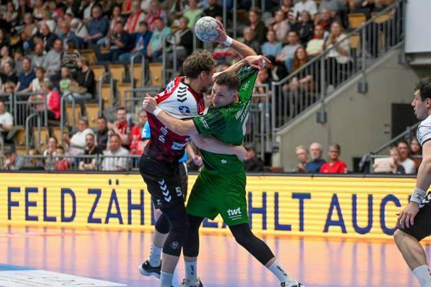 Marc Robin Eisel Eulen Ludwigshafen, 09 on the ball against Luca Sokolic HSG Nordhorn Lingen, 51 HSG Nordhorn Lingen vs Eulen Ludwigshafen, Handball, 2 Bundesliga, Matchday 30, Season 2025 2026, 01 05 2026, HSG Nordhorn Lingen vs Eulen Ludwigshafen, Handball, 2 Bundesliga, Matchday 30, Season 2025 2026, 01 05 2026 Lingen Copyright: xEibner-Pressefoto RobertxGertzenx EP_RGN