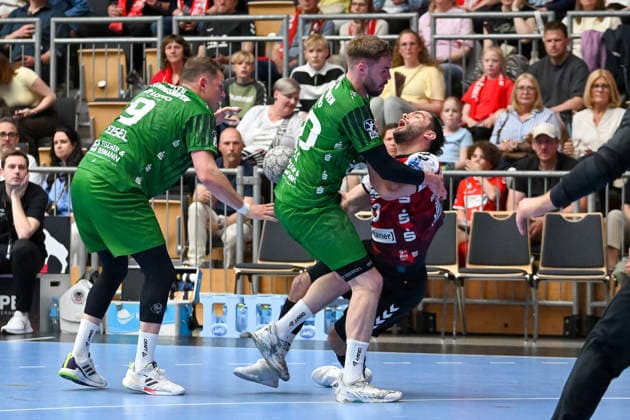 Christian Wilhelm HSG Nordhorn Lingen, 03 on the ball against Alexander Falk Eulen Ludwigshafen, 20 and Marc Robin Eisel Eulen Ludwigshafen, 09 HSG Nordhorn Lingen vs Eulen Ludwigshafen, Handball, 2 Bundesliga, Matchday 30, Season 2025 2026, 01 05 2026, HSG Nordhorn Lingen vs Eulen Ludwigshafen, Handball, 2 Bundesliga, Matchday 30, Season 2025 2026, 01 05 2026 Lingen Copyright: xEibner-Pressefoto RobertxGertzenx EP_RGN