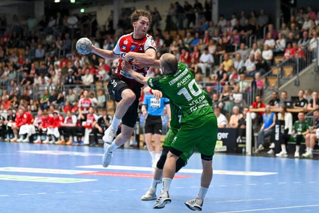 Tarek Marschall HSG Nordhorn Lingen, 11 vs Vincent Buelow Eulen Ludwigshafen, 10 HSG Nordhorn Lingen vs Eulen Ludwigshafen, Handball, 2 Bundesliga, Matchday 30, Season 2025 2026, 01 05 2026, HSG Nordhorn Lingen vs Eulen Ludwigshafen, Handball, 2 Bundesliga, Matchday 30, Season 2025 2026, 01 05 2026 Lingen Copyright: xEibner-Pressefoto RobertxGertzenx EP_RGN