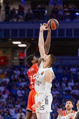 ESP Real Madrid v Hapoel IBI Tel Aviv Euroleague PlayOff Game 2 Alex Len of Real Madrid and Dan Oturu of Hapoel IBI Tel Aviv during jump initial during the Euroleague match, PlayOff Game 2, between Real Madrid and Hapoel IBI Tel Aviv played at Movistar Arena Stadium on May 1st 2026 in Madrid Spain Madrid Spain Basketball Copyright: xAlbaxPachecox xAgenciaxLOFx