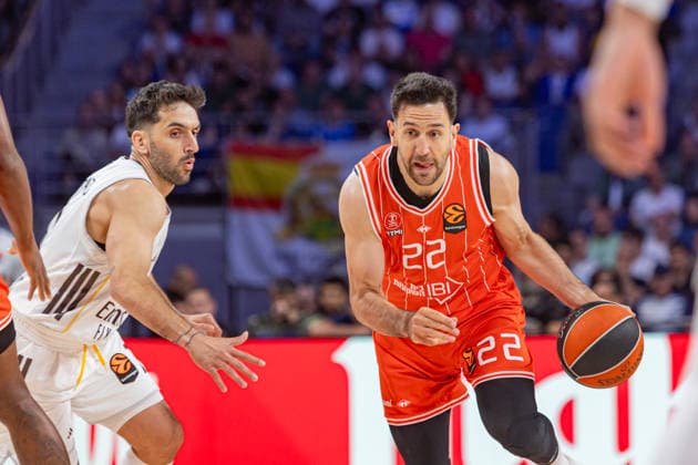 ESP Real Madrid v Hapoel IBI Tel Aviv Euroleague PlayOff Game 2 Vasilije Micic of Hapoel IBI Tel Aviv brings the ball forward during the Euroleague match, PlayOff Game 2, between Real Madrid and Hapoel IBI Tel Aviv played at Movistar Arena Stadium on May 1st 2026 in Madrid Spain Madrid Spain Basketball Copyright: xAlbaxPachecox xAgenciaxLOFx