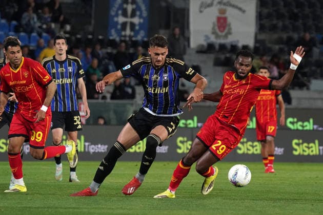 Pisa s Simone Canestrelli and Lecce s Lassana Coulibaly in action during the Serie A soccer match between Pisa and Lecce at the Cetilar Arena Romeo Anconetani Stadium in Pisa; Center West Italy;friday May 01 2026 ; Soccer  Copyright: xAlessandroxLaxRocca LaPressex