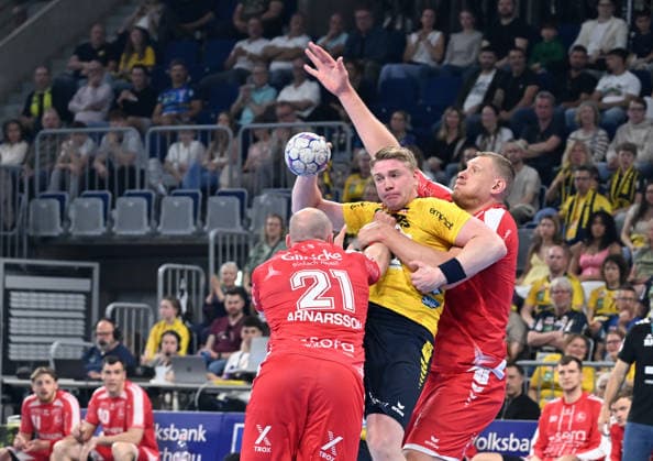 HBL Handball Bundesliga season 2025 26 Mannheim SAP Arena 01 05 2026 Rhein Neckar Löwen rnl MT Melsungen mtm 30 22 Arnar ARNARSSON mel , left, and Dainis KRISTOPANS, right, tackle Kaukur THRASTARSON Rhein Neckar Löwen HBL Handball Bundesliga