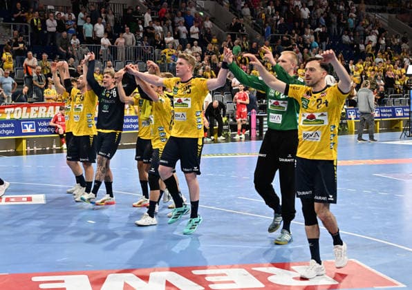 HBL Handball Bundesliga Season 2025 26 Mannheim SAP Arena 01 05 2026 Rhein Neckar Löwen rnl MT Melsungen mtm 30 22 RNL Cheering in front of the fans, from left Kaukur THRASTARSON Rhein Neckar Löwen , goalkeeper David SPAETH Rhein Neckar Löwen and Patrick GROETZKI Rhein Neckar Löwen , right, HBL Handball Bundesliga