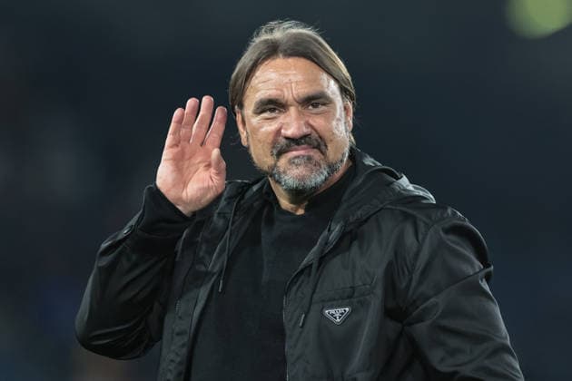 Premier League: Leeds United v Burnley Daniel Farke manager of Leeds United celebrates the 3-1 win with the fans as Leeds United guarantee their safety in the Premier League during the Premier League match Leeds United vs Burnley at Elland Road, Leeds, United Kingdom on 01 May 2026 (Photo by Mark Cosgrove News Images) Leeds Elland Road West Yorkshire United Kingdom Copyright: xMarkxCosgrove NewsxImagesx