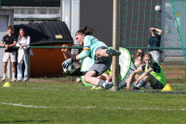 Saxony Cup Final Women Chemnitzer FC RB Leipzig II 01 05 2026 Goalkeeper Franziska Frohs 1, Chemnitzer FC with a save Saxony Cup Final Women Saxony Lotto State Cup Chemnitzer FC vs RB Leipzig II U20 at Auenstadion Flöha, 01 05 2026 Copyright: xBEAUTIFULxSPORTS JanxKaeferx
