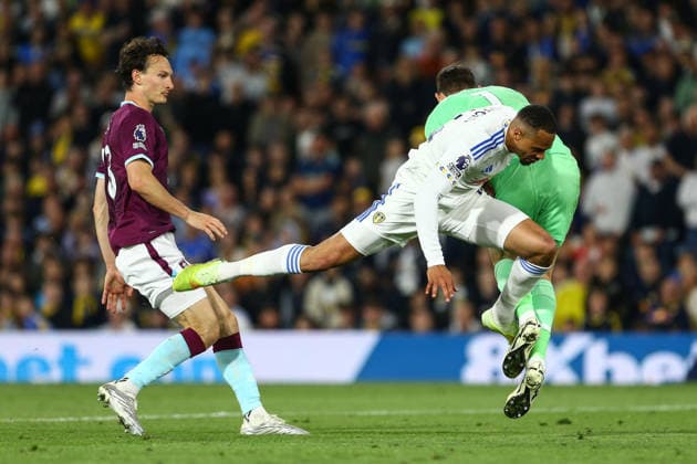 Elland Road LEEDS, ENGLAND, MAY 1: Hjalmar Ekdal of Burnley FC (L) watches as Lukas Nmecha of Leeds United (M) challenges Martin Dubravka of Burnley FC (R)during a Premier League 2025-26 match between Leeds United and Burnley at Elland Road on May 1, 2026 in Leeds, England. (Photo by Zach Forster Sports Press Photo) (Zach Forster Sports Press Photo SPP) Copyright: xZachxForster SportsxPressxPhotox xSPPx spp-en-ZaFoPrPh-spp26_zachf_0105_230