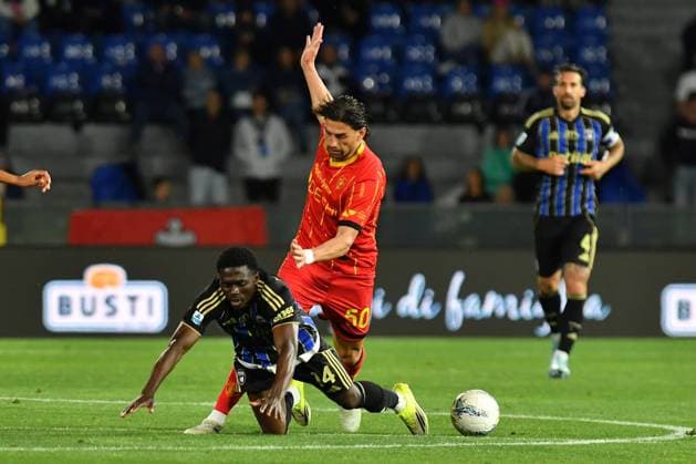 Foul by Santiago Daniel Pierotti (Lecce) on Ebenezer Akinsanmiro (Pisa) during Pisa SC vs US Lecce, Italian soccer Serie A match in Pisa, Italy, May 01 2026  Copyright: xGabrielexMasotti IPAxSportx xipa-agency.netx xx IPA_74363975 IPA_Agency_IPA74363975