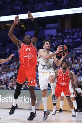 May 1, 2026, Madrid, Madrid, Spain: Facundo Campazzo of Real Madrid in action during the Turkish Airlines EuroLeague 2025 26, Play Offs match 2 between Real Madrid and Hapoel IBI Tel Aviv at Movistar Arena on May 01, 2026 in Madrid, Spain. Madrid Spain - ZUMAa181 20260501_zaa_a181_392 Copyright: xDennisxAgyemanx