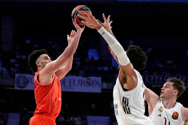 Real Madrid s Chuma Okeke (c) and Mario Hezonja (r) and Hapoel Ibi Tel Aviv s Elijah Bryant during Euroleague Play-offs Game 2 match. May 1, 2026. (20260501651)