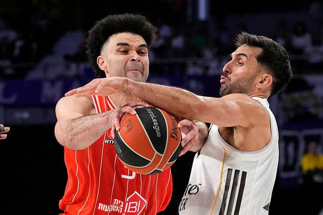 Real Madrid s Facundo Campazzo (r) and Hapoel Ibi Tel Aviv s Elijah Bryant during Euroleague Play-offs Game 2 match. May 1, 2026. (20260501725)