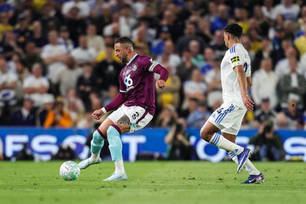 Leeds United v Burnley, Premier League Kyle Walker of Burnley passes the ball during the Leeds United v Burnley Premier League match at Elland Road, Leeds, England on 1 May 2026 Credit: Richard Bierton Every Second Media Editorial use only. All images are copyright Every Second Media Limited. No images may be reproduced without prior permission. Copyright: xIMAGO EveryxSecondxMediax ESM-1964-0027 RichardxBiertonx xEveryxSecondxMediax