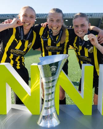 260501 Johanna Fossdalsa Sorensen, Stine Sandbech and Pernille Sanvig of Häcken celebrate with the trophy after the UEFA Women s Europa Cup final between Häcken and Hammarby on May 1, 2026 in Göteborg Photo Michael Erichsen BILDBYRAN COP 89 DS0574 bbeng dam europa cup football fotball fotboll hammarby häcken soccer uefa womens europa cup jubel  Copyright: MICHAELxERICHSEN BB260501MI215